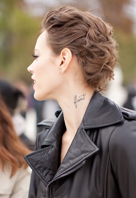 点击大图看下一张：女人颈部字符刺青