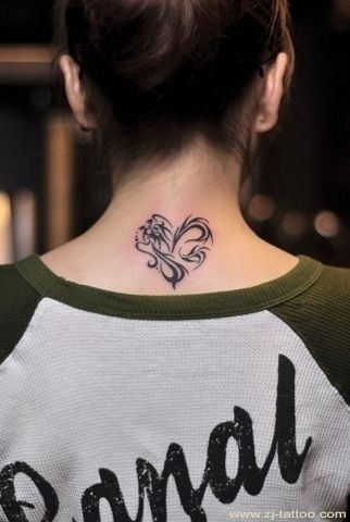 点击大图看下一张：女人颈部图腾刺青