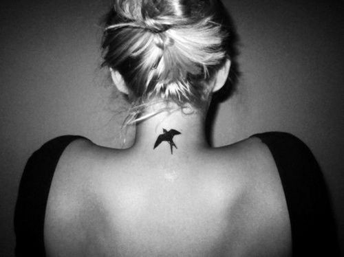 点击大图看下一张：女式背部一只小巧的燕子纹身图案