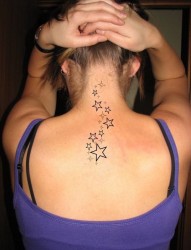 女性颈部一串可爱的小星星纹身