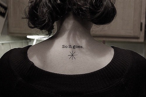 点击大图看下一张：女性颈部英文字符时尚刺青