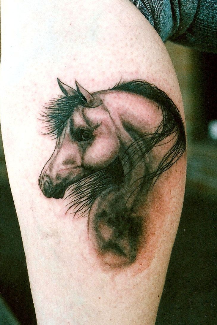 点击大图看下一张：腿部帅气的马头纹身