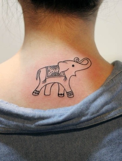 点击大图看下一张：女生颈部大象纹身图案