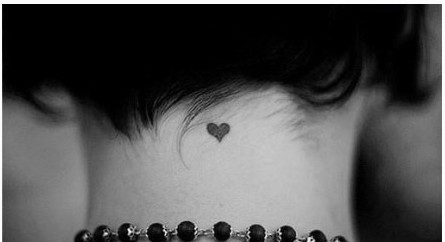 点击大图看下一张:女性颈部心形刺青