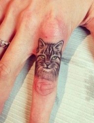 手指小小的猫头像纹身