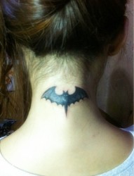 女性颈部蝙蝠刺青