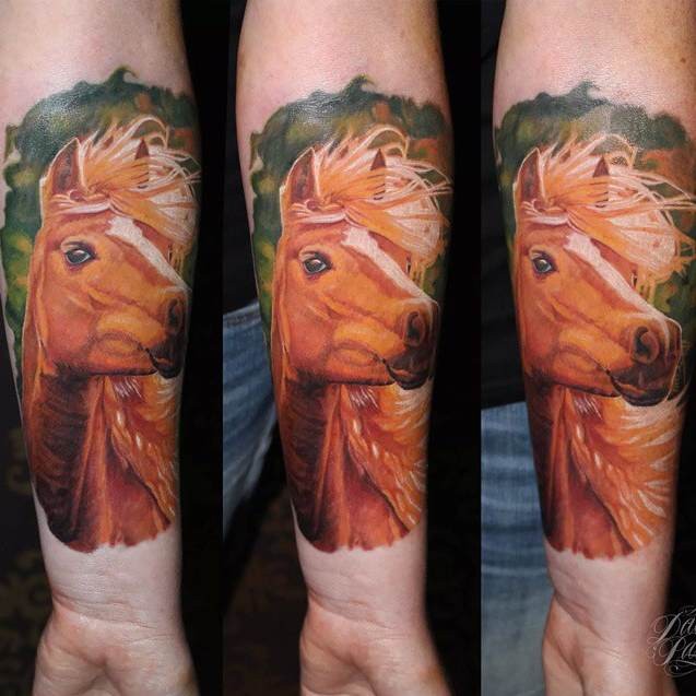 点击大图看下一张：手臂个性的马头像纹身