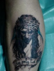 腿部耶稣头像纹身图片