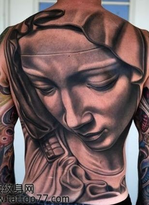 点击大图看下一张：一张满背圣母玛利亚头像纹身图片