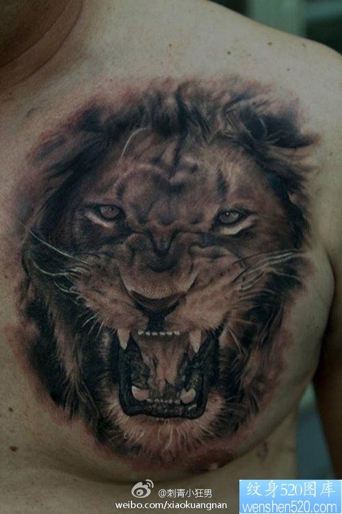 点击大图看下一张：男生胸前超帅的黑白狮头纹身图片
