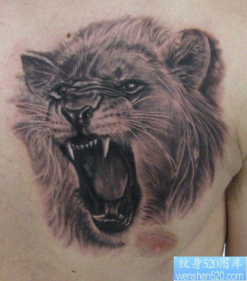 点击大图看下一张：胸口上一张威猛的狮子头纹身图片