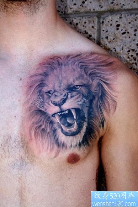 点击大图看下一张：男生胸前超帅很酷的狮头纹身图片