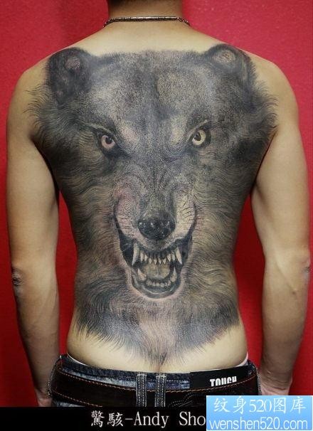 点击大图看下一张：男人后背很酷经典的满背狼头纹身作品