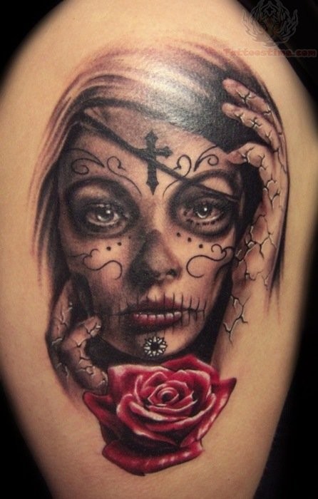 点击大图看下一张：大臂上有个性的女性头像纹身