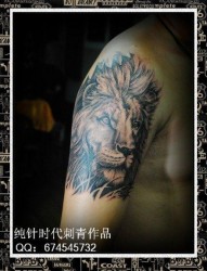 男性手臂流行很酷的黑白狮头纹身图片
