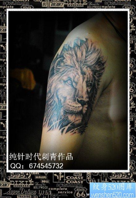 点击大图看下一张：男性手臂流行很酷的黑白狮头纹身图片