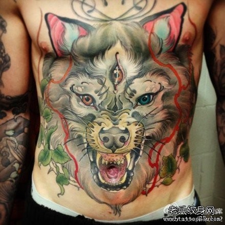 点击大图看下一张：男生前胸超帅很酷的狼头纹身作品