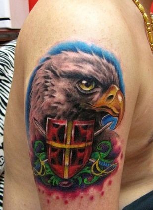 点击大图看下一张：老鹰纹身图片：手臂老鹰头像纹身图案