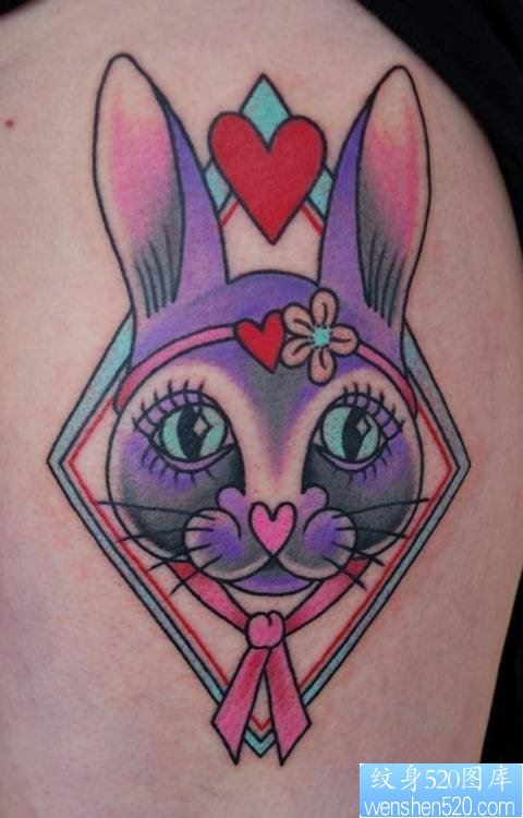 点击大图看下一张：肩部彩色兔子纹身图案
