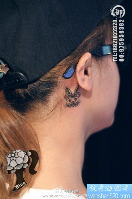 点击大图看下一张：女人耳部小巧的小兔子纹身图片