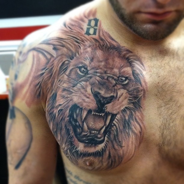 点击大图看下一张：胸部霸气的狮子头像纹身