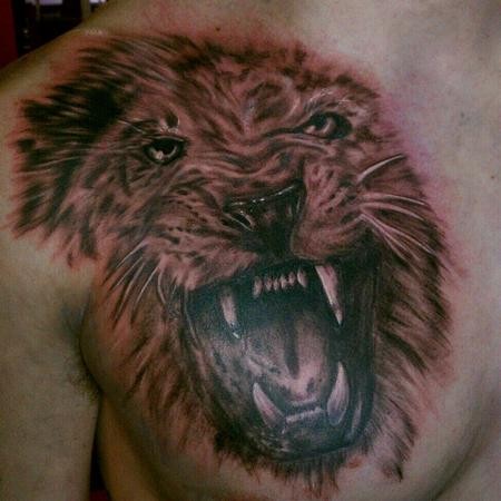 点击大图看下一张：胸部霸气的狮子头像纹身图3