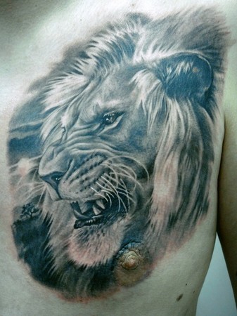 点击大图看下一张：胸部霸气的狮子头像纹身图4