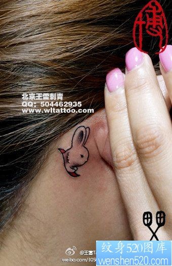 点击大图看下一张：美女耳部可爱的小兔子纹身图片