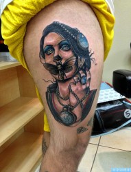 大腿上一幅个性的人物纹身图片