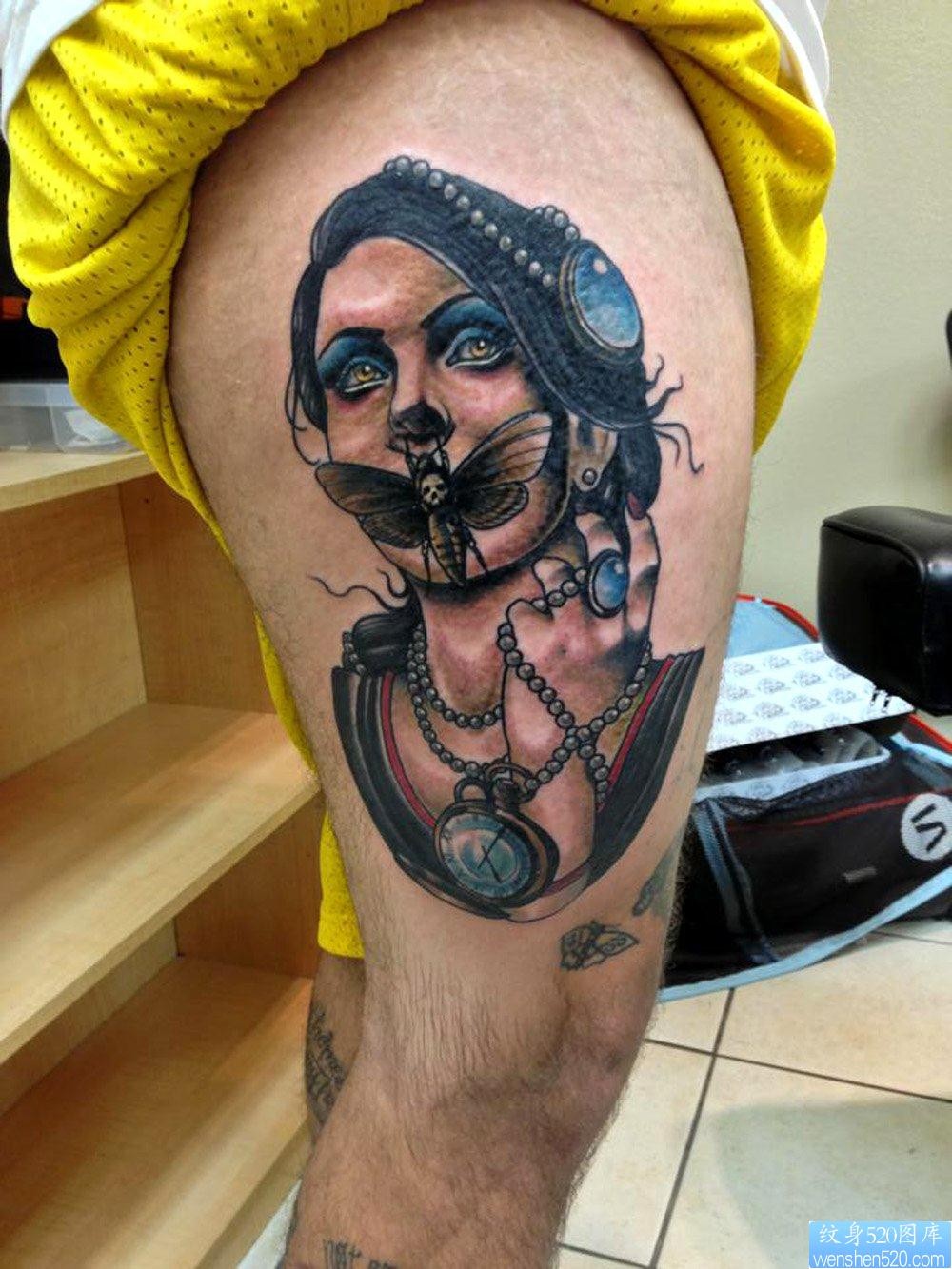点击大图看下一张：大腿上一幅个性的人物纹身图片