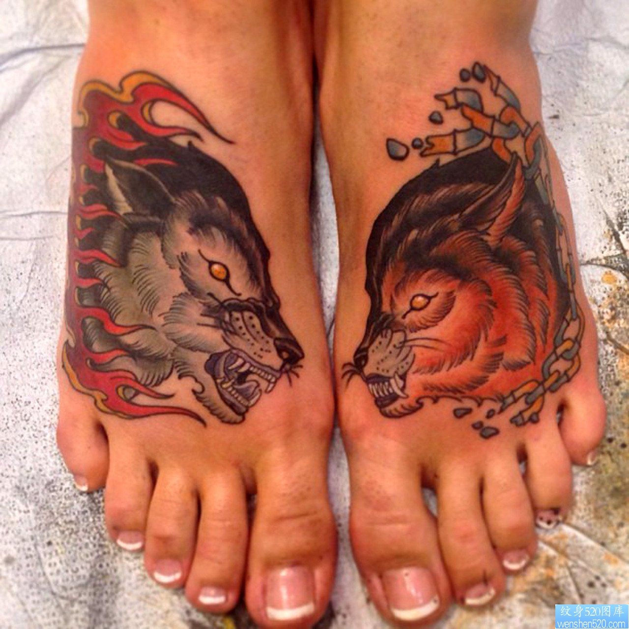 点击大图看下一张：给大家欣赏推荐脚背狼头纹身图片