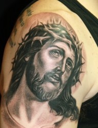 手臂上一款个性的耶稣头像纹身
