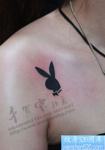 点击大图看下一张：女孩子肩部可爱的图腾小兔子纹身图片