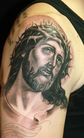 点击大图看下一张：手臂上一款个性的耶稣头像纹身图2