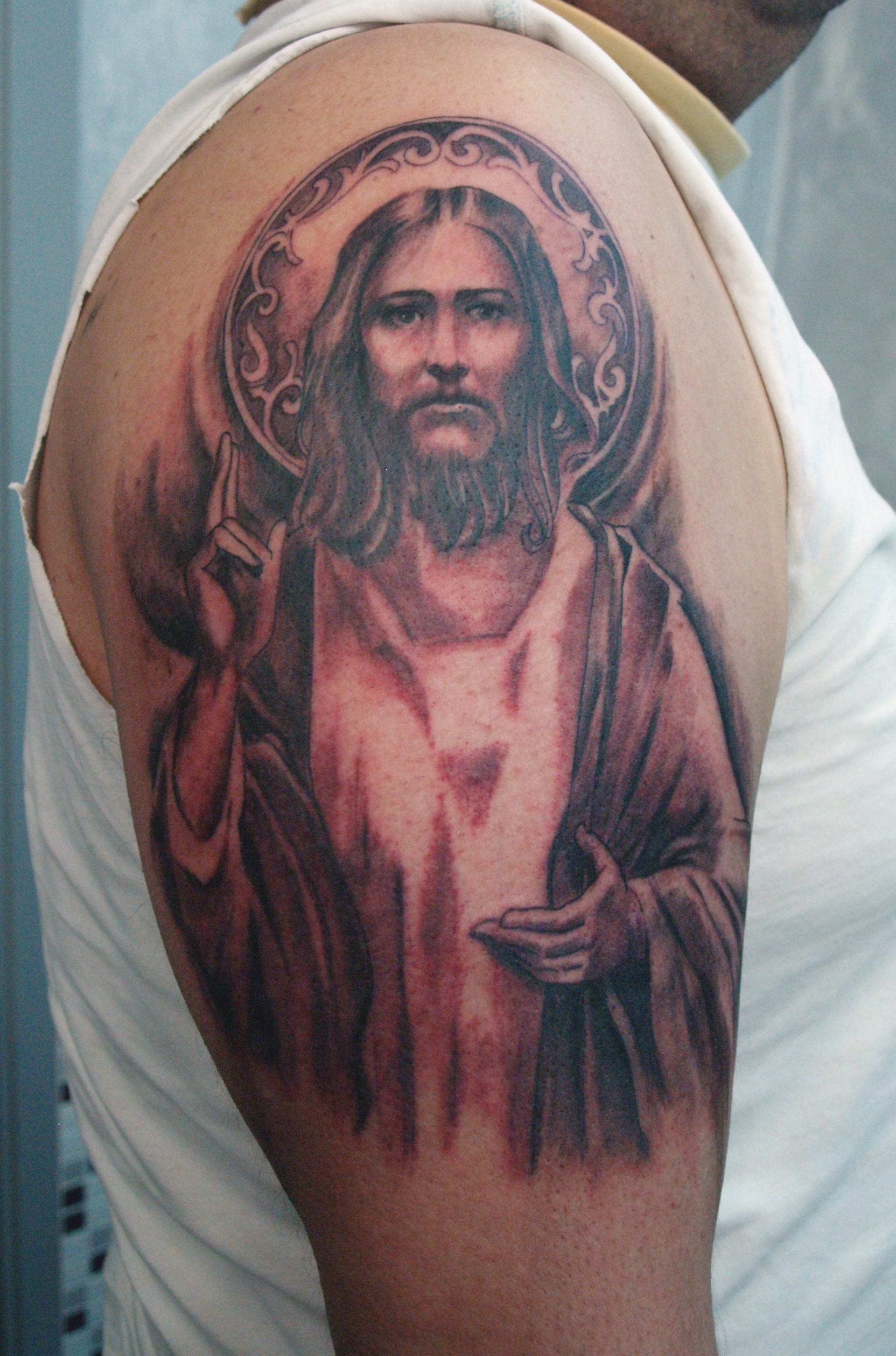 点击大图看下一张：手臂上一款个性的耶稣头像纹身图3