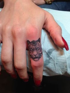 点击大图看下一张：手指上时尚的小动物头像纹身