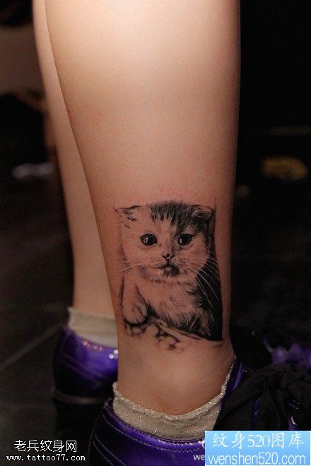 点击大图看下一张：女孩腿部一款非常逼真的小猫头像纹身