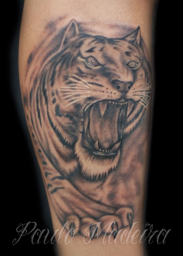 点击大图看下一张：小腿部霸气的老虎头像纹身