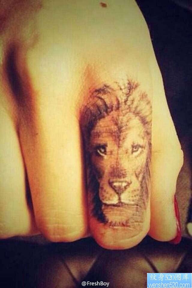点击大图看下一张：女孩子手指上的小狮子头像纹身图案