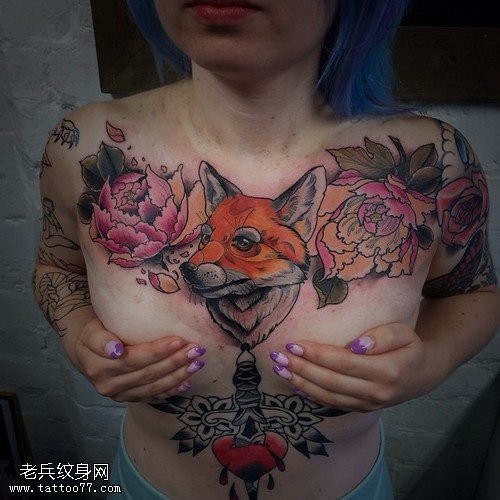 点击大图看下一张：一款女性胸口狐狸牡丹纹身图案