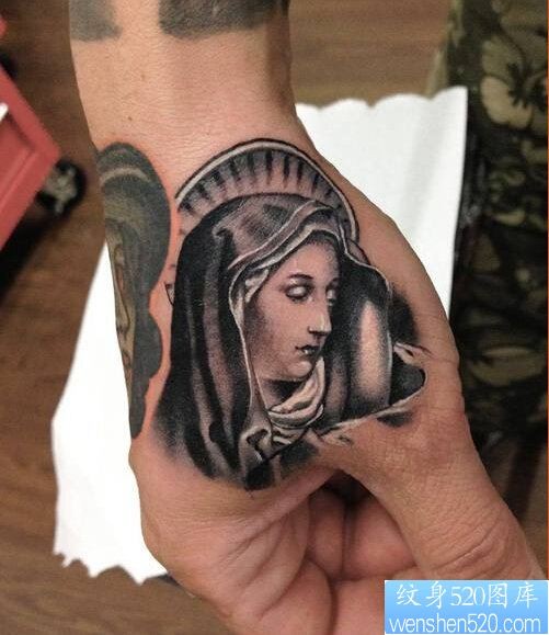 点击大图看下一张：一款手部圣母玛利亚纹身图案