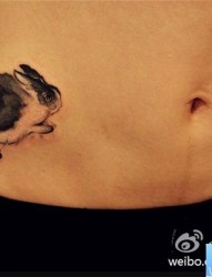 腰部个性水墨兔子纹身图案
