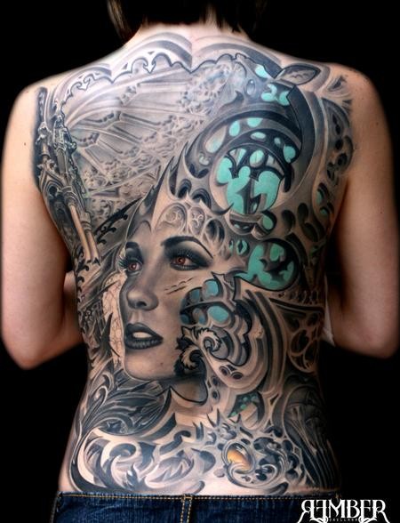 点击大图看下一张：背部一款美女头像纹身图3
