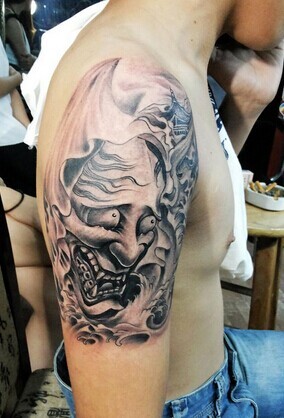 点击大图看下一张：胳膊上非常个性的般若头像刺青图2