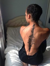 女性背部一串经典的梵文纹身