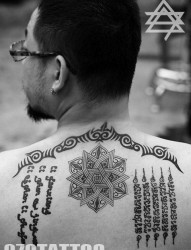 一幅背部图腾梵文纹身图片由纹身520图库分享