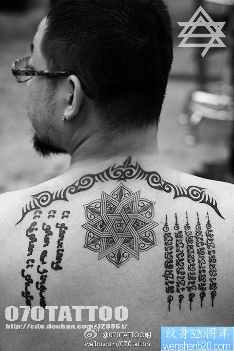 点击大图看下一张：一幅背部图腾梵文纹身图片由纹身520图库分享