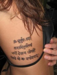 女性身上漂亮简单的梵文纹身