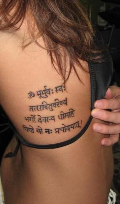 点击大图看下一张：女性身上漂亮简单的梵文纹身