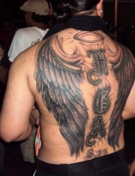 背部大气的翅膀和梵文纹身